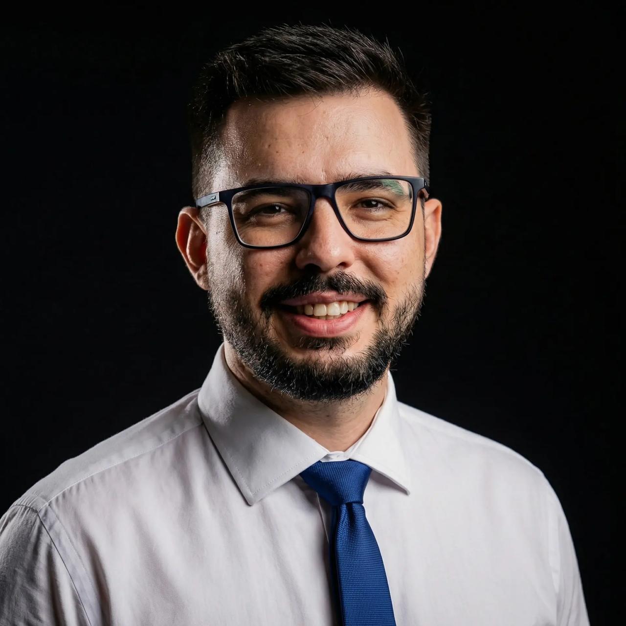 Dr. Lucas Gabrício Marçola — Reumatologista